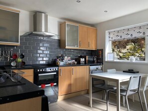 Private kitchen - Eryri /Snowdonia. 3 Bed. Zipworld,hiking,walking,dogs welcome. Short breaks.  (Blaenau Ffestiniog)