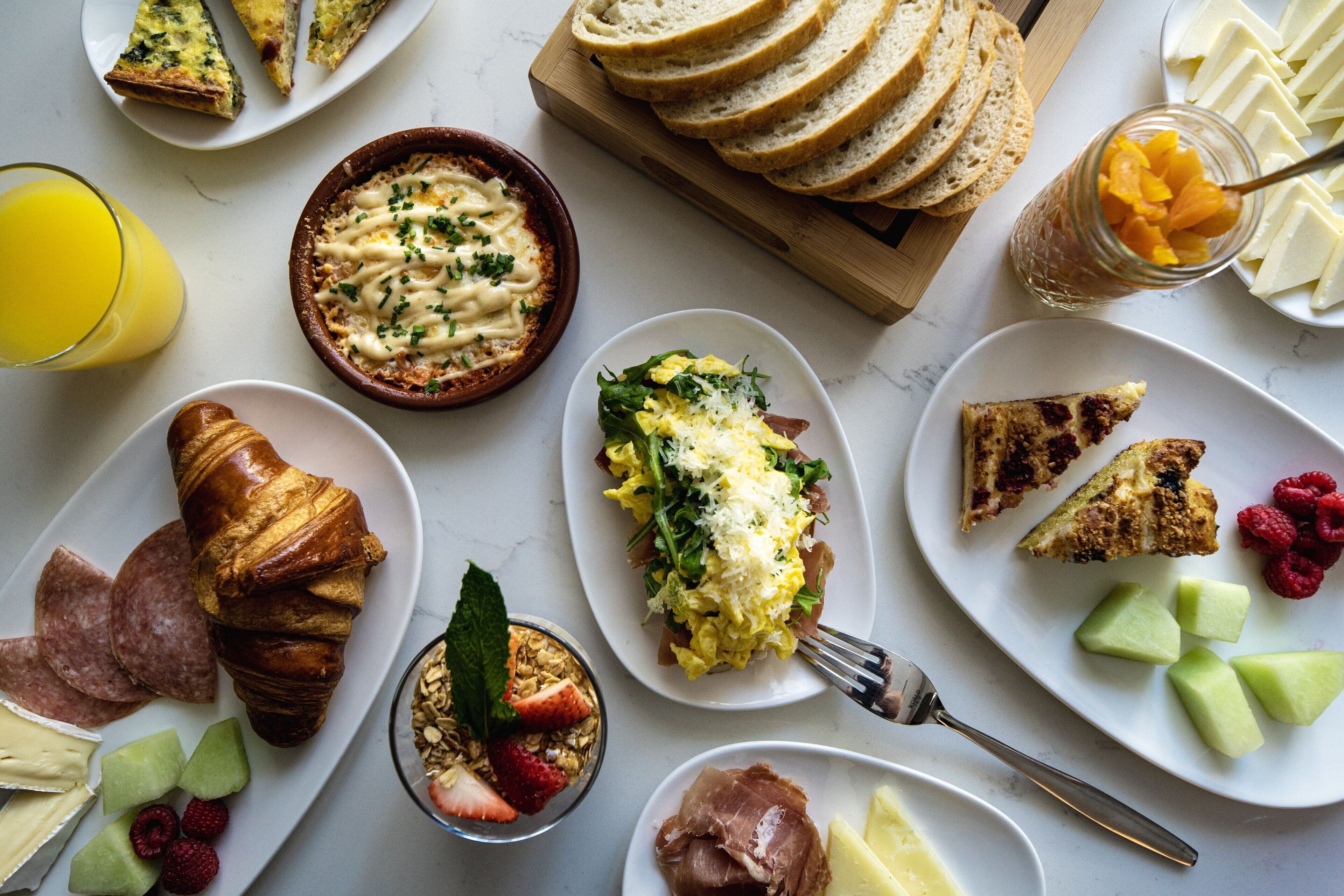 Un assortiment de mets et de boissons proposé au petit-déjeuner.