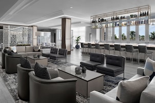 Con vista a la piscina, abre todos los días