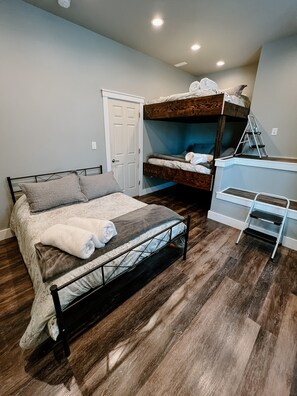 4 habitaciones, tabla de planchar con plancha y cuna de viaje