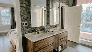 4 bedrooms, iron/ironing board, travel cot, free WiFi