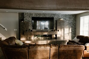 Smart TV, chimenea, libros