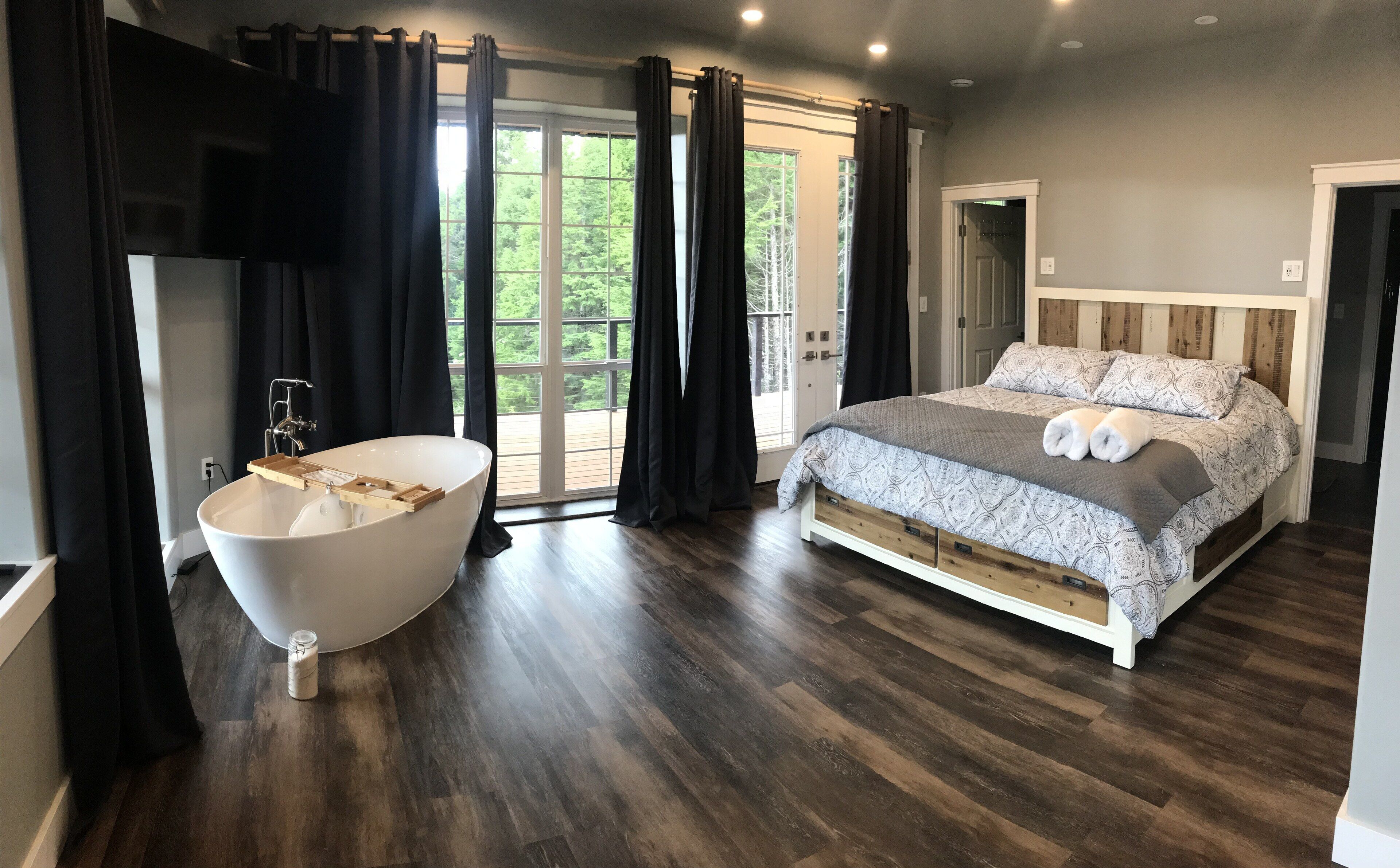 4 bedrooms, iron/ironing board, travel crib, free WiFi