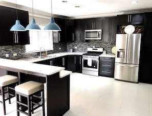 Een koelkast, een magnetron, een oven, een waterkoker