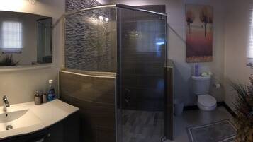 Een douche, handdoeken, toiletpapier