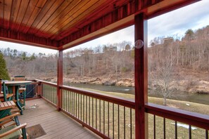 Outdoor dining - River Roost - on New River near Boone with fire pit, game room, pet friendly (Todd)