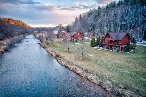 River Roost - on New River near Boone with fire pit, game room, pet friendly