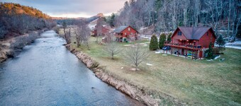River Roost - on New River near Boone with fire pit, game room, pet friendly