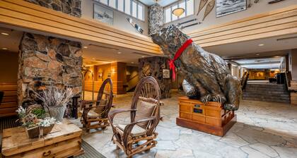 Ski-in/ski-out condo in the village w/ shared pool/hot tub, sauna, gym & more