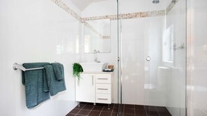 Bathtub, hair dryer, towels - Harbour Haven - Beautiful quiet apartment on the edge of the Harbour (Ulladulla)