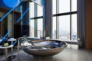 個別の浴槽とシャワー、バスアメニティ (無料)、ヘアドライヤー、バスローブ