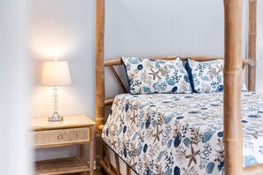 6 bedrooms, travel cot, WiFi, bed sheets