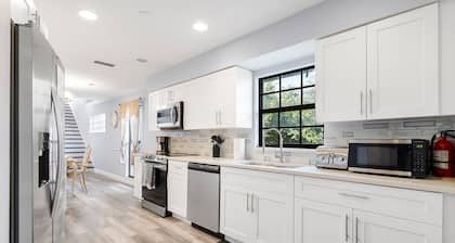 Dream Getaway Away in 6BR/4.5 Bath Oasis with Heated Pool, Steps from the Beach