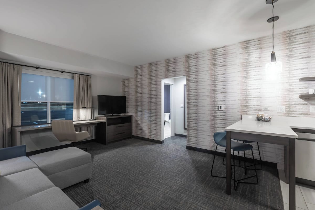 1 bedroom, pillowtop beds, desk, laptop workspace
