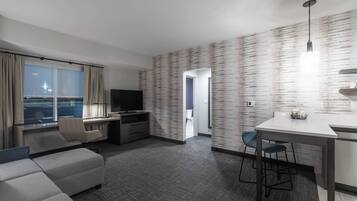 1 habitación, colchones con pillow-top, muebles diferentes y escritorio