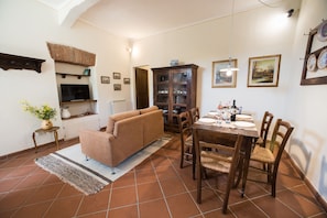 TV, tavolo da ping pong