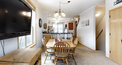 Inviting townhome with private hot tub, gas fireplace & deck - near skiing