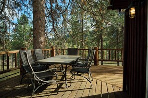 Outdoor dining - Stable View Cabin - Alpine Falls Ranch (Superior)