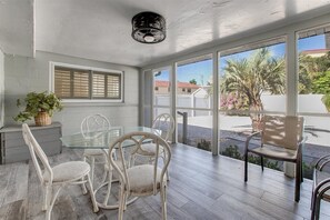 Dining - Beautiful Venice Beach Condo (Venice)