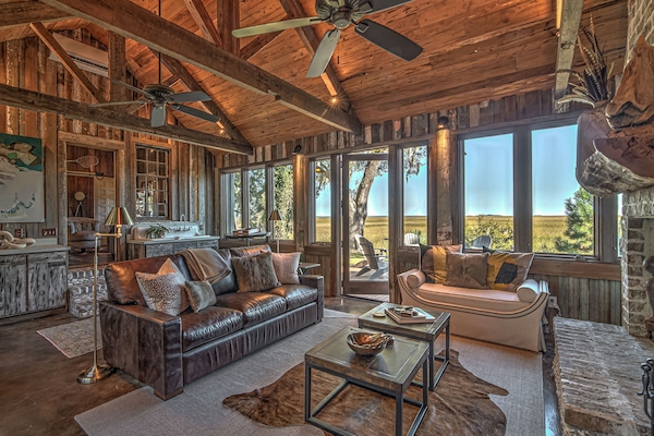 Smart TV, fireplace, DVD player, table football