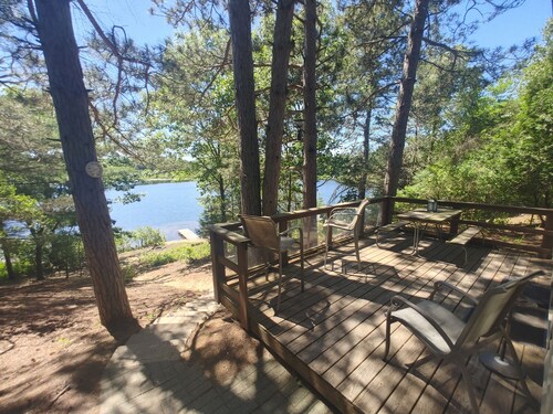 Serene Sunset View Lakehouse Near Cascade Mountain