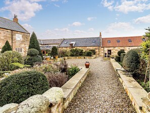 Property grounds - Seaton Mote - UK31992 (Staithes)