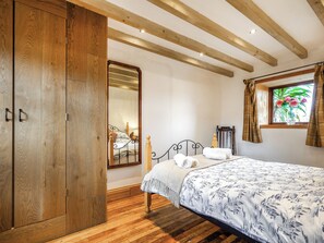 5 bedrooms, free WiFi, bed sheets