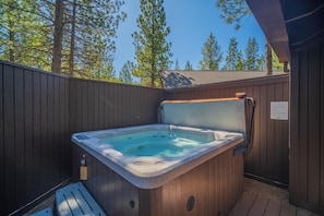 Baignoire à remous extérieure