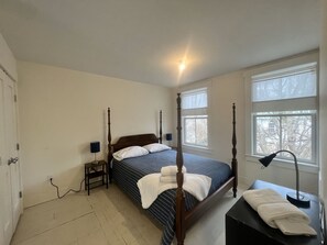 5 Schlafzimmer, Schreibtisch, Bügeleisen/Bügelbrett, WLAN