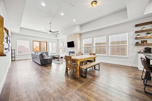 Smart-tv en een tafeltennistafel