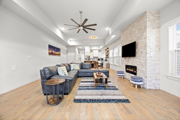 Smart-tv en een tafeltennistafel