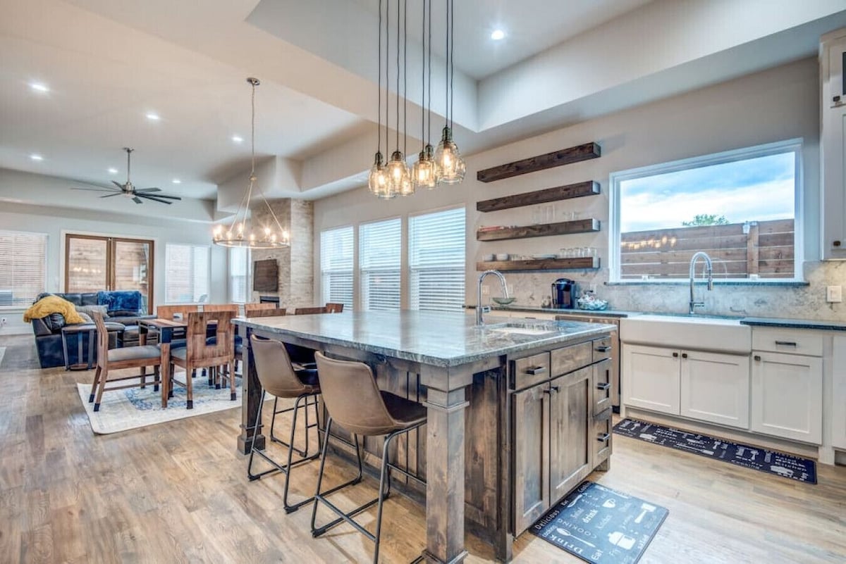 Modern Biz-Friendly Duplex mins to DT/Convention Center W/Ping Pong & More!