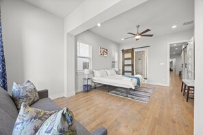 8 slaapkamers, een strijkplank/strijkijzer, reisbedje, gratis wifi