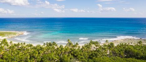 Beach nearby, sun-loungers, beach towels