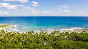 Ranta lähistöllä, aurinkotuoleja, rantapyyhkeitä