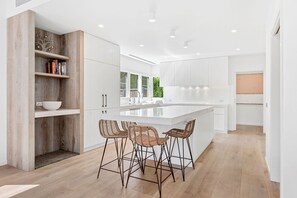 Køleskab, mikrobølgeovn, ovn, kogeplade