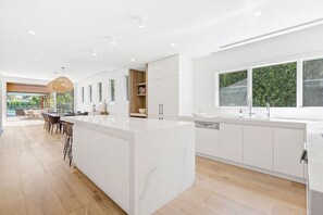 Køleskab, mikrobølgeovn, ovn, kogeplade