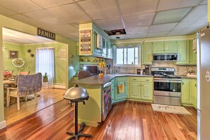 Réfrigérateur, micro-ondes, plaque de cuisson, lave-vaisselle