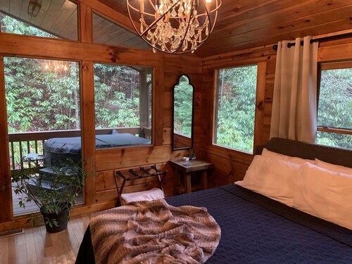 Private Creekside Cabin w/Hot Tub in the Nantahala Gorge