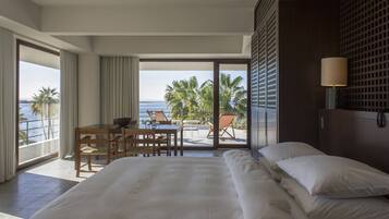 Minibar, brankas, tirai kedap cahaya, dan setrika/meja setrika