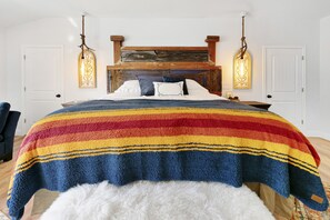 2 bedrooms, WiFi, bed sheets - A "Willie" Nice House, with a Willie nice view! 509 East Avenue, Marble Falls (Marble Falls)