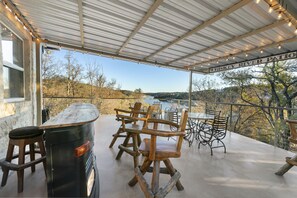 Outdoor dining - A "Willie" Nice House, with a Willie nice view! 509 East Avenue, Marble Falls (Marble Falls)