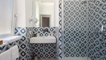 Suihku, hiustenkuivaaja, bidee, pyyhkeet