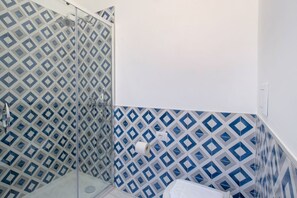 Doccia, asciugacapelli, bidet, asciugamani