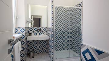 Douche, sĂšche-cheveux, bidet, serviettes fournies