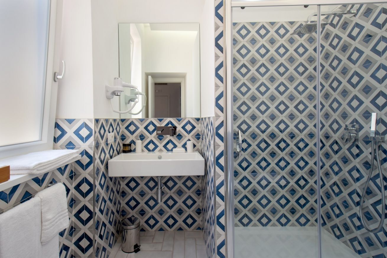 Een douche, een haardroger, een bidet, handdoeken