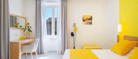 1 dormitorio, caja fuerte, tabla de planchar con plancha y cuna de viaje