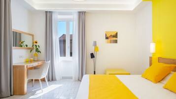 1 Schlafzimmer, Zimmersafe, Schreibtisch, Bügeleisen/Bügelbrett