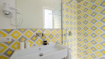 Doccia, asciugacapelli, bidet, asciugamani