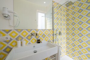 Een douche, een haardroger, een bidet, handdoeken